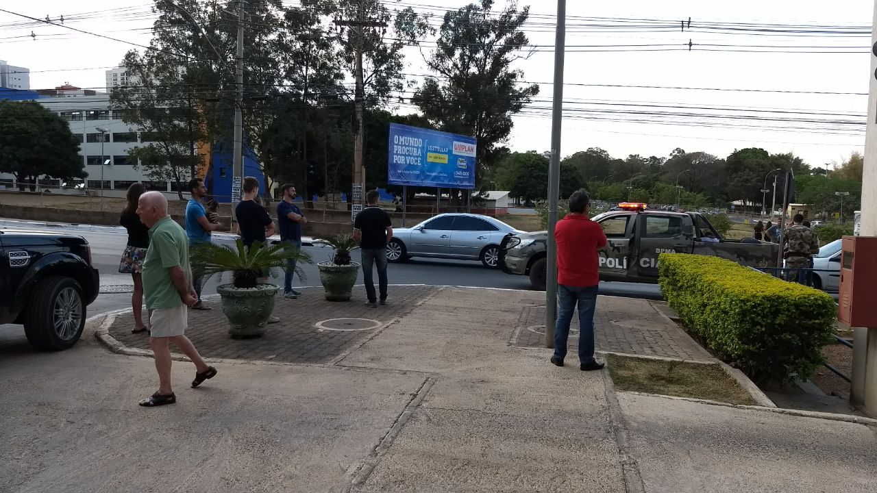 O momento da prisão chamou a atenção de diversas pessoas, que se aglomeraram próximo ao local