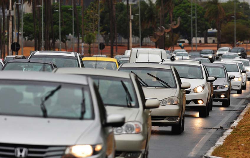 Motoristas devem aumentar cuidados ao volante com a chegada do período de chuvas 