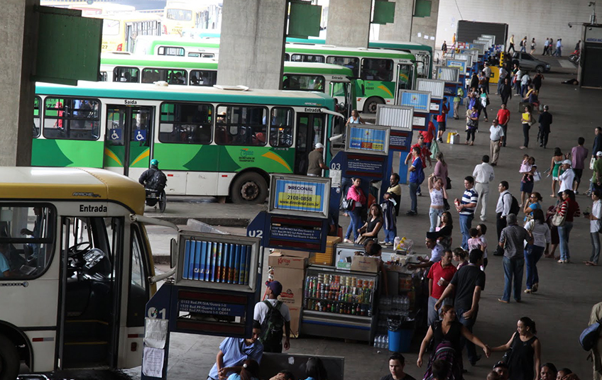 Passageiros embarcam em ônibus na rodoviária do Plano Piloto