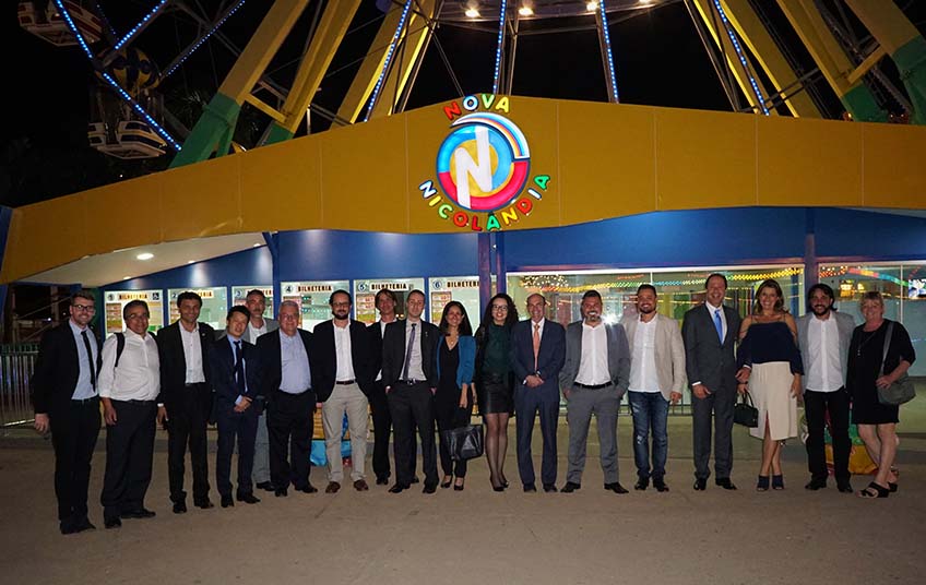 Greg Hale (V.P. Disney e pres. IAAPA); Paulina Reya (V.P. IAAPA America Latina); Álvaro Mendes Pereira (Pres. ADIBRA); Francisco Donabelle Neto (Pres. Conselho ADIBRA); Roger Ely (grupo Playcenter e Pres. Sincadesp); Marcelo Beroldo (Ger. Parque da Mônica); Rodger e Erica Macedo (Diretores Parque Gorilão); Vanessa Costa (V.P. Adibra); Paulo Kenzo (Diretor Magic City ); Lucas Ferraz e Feliz Quatker (Representantes Zix’s); Henry (Diretor de Marketing Adibra); Fernando Menezes (Diretor Aquário); Marco Gallo (Diretor Morenos Park); Claudio Rocha (Diretor Marketing Magic City); Marcelo Marcio Gomes de Souza e Marco Antonio Gomes de Souza (NOVA NICOLANDIA).